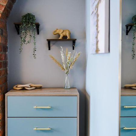 New! Gorgeous 2-Bed Home In Chester City Centre By 53 Degrees Property - Incredible Location, Ideal For Small Groups - Sleeps 6! 외부 사진