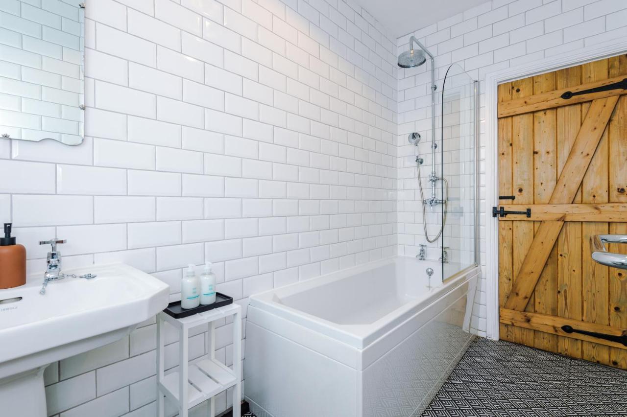 New! Gorgeous 2-Bed Home In Chester City Centre By 53 Degrees Property - Incredible Location, Ideal For Small Groups - Sleeps 6! 외부 사진