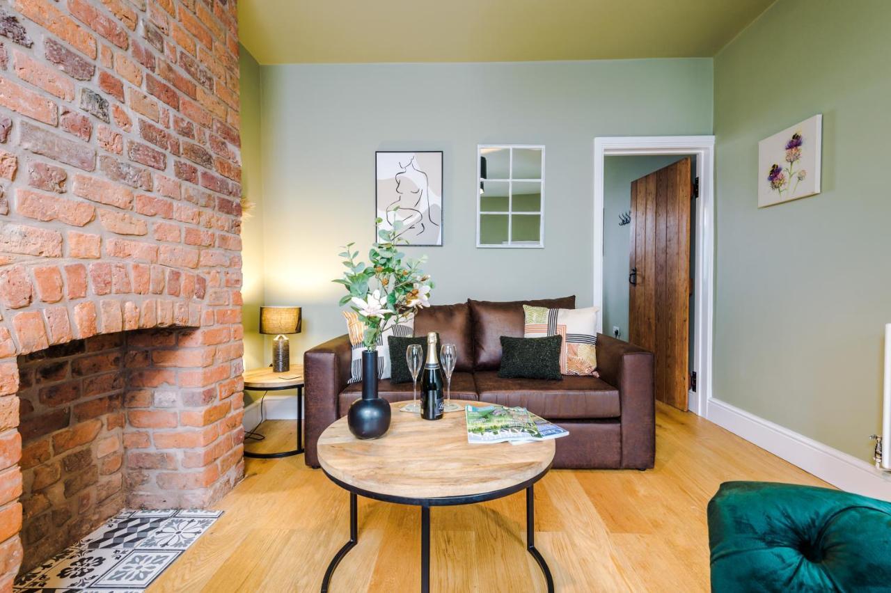 New! Gorgeous 2-Bed Home In Chester City Centre By 53 Degrees Property - Incredible Location, Ideal For Small Groups - Sleeps 6! 외부 사진