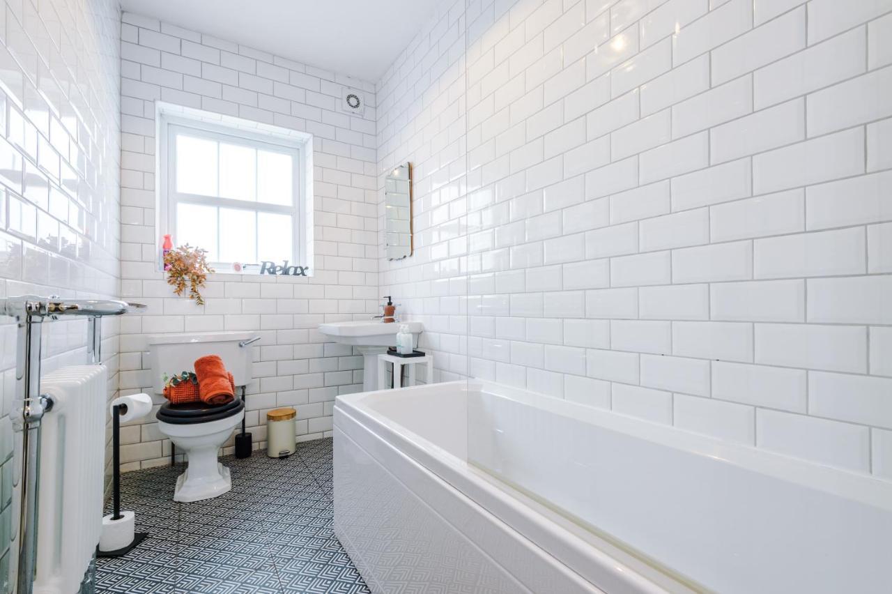 New! Gorgeous 2-Bed Home In Chester City Centre By 53 Degrees Property - Incredible Location, Ideal For Small Groups - Sleeps 6! 외부 사진