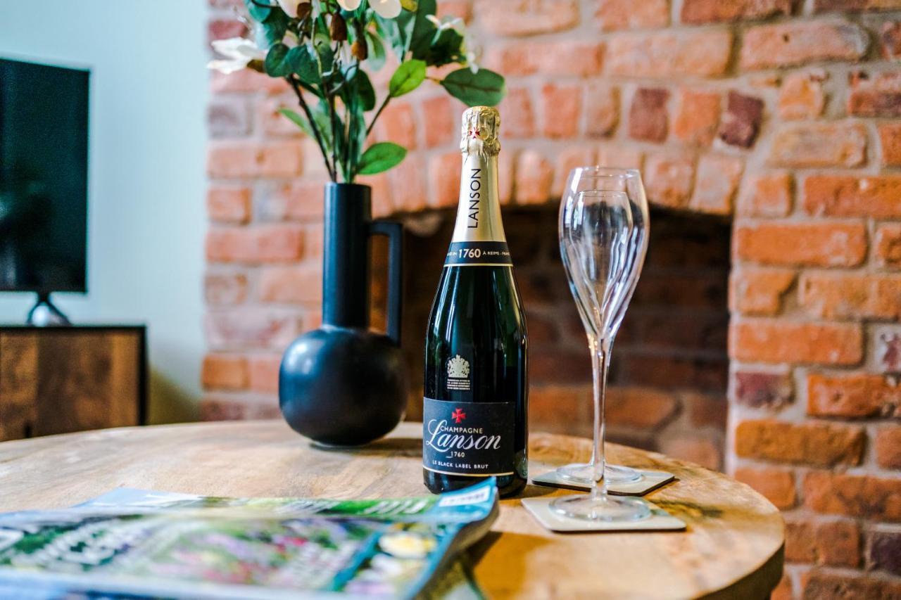 New! Gorgeous 2-Bed Home In Chester City Centre By 53 Degrees Property - Incredible Location, Ideal For Small Groups - Sleeps 6! 외부 사진